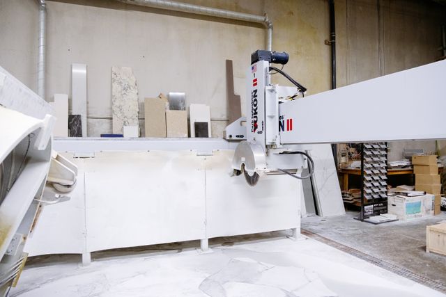 Cutting, grinding, and polishing engineered quartz countertops releases respirable crystalline silica. A silicosis lawyer traces that exposure to the slab makers for fabricators in California and Oregon. Bridge saw cutting an engineered stone slab in a countertop fabrication shop, the work a silicosis lawyer investigates